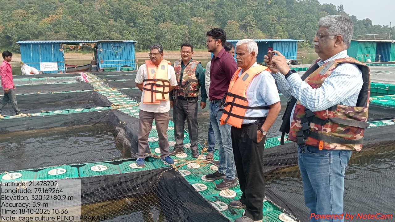 Visit of Hon’ble Dr. Niteen Patil, Vice Chancellor, MAFSU, Nagpur to Cage fish culture units at Pench Reservoir  on 18102025 (15).jpg